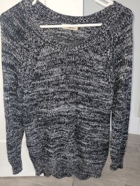 TNA Aritzia Black & White Marled Crewneck Sweater Size Small